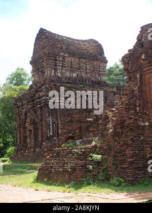 Les bâtiments anciens en brique brune avec des sculptures décoratives dans les ruines de la civilisation Champa, un temple hindou, complexe à My Son, Vietnam. Banque D'Images