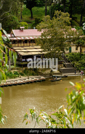 La Yarra Park Boathouse historique avec café et des barques sur un dimanche après-midi ensoleillé Banque D'Images