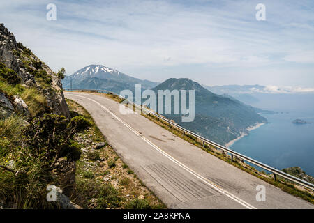 Route côtière et la montagne avec vue sur le pic de la montagne Dirfi Euboea island en Grèce Banque D'Images