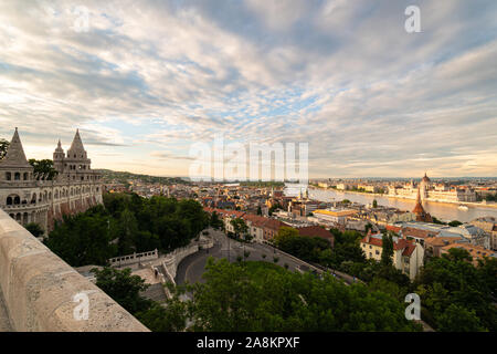 Coucher de soleil sur le Bastion des Pêcheurs et la maison du parlement à Budapest par le Danube en Hongrie capitale vieille ville Banque D'Images