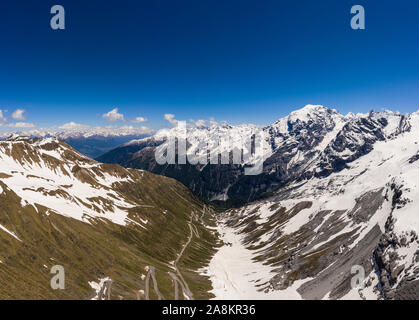 Route sinueuse en haut du col du Stelvio dans les Alpes, près de Bormio en Italie Banque D'Images