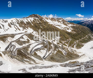 Route sinueuse en haut du col du Stelvio dans les Alpes, près de Bormio en Italie Banque D'Images