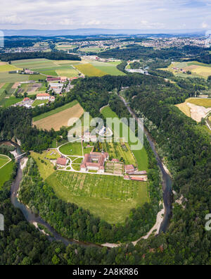 Vue aérienne de l'abbaye de Hauterive par la Sarine dans le canton de Fribourg, Suisse Banque D'Images