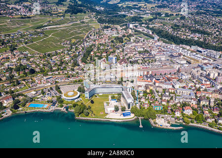 Vue aérienne de la ville de Vevey au bord du lac Léman dans le Canton de Vaud en Suisse Banque D'Images