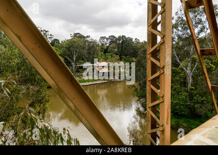 La Yarra Park Boathouse historique avec café et des barques sur un dimanche après-midi ensoleillé Banque D'Images