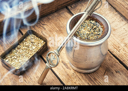 Calebasse et bombilla à yerba maté le yerba maté traditionnelle.Plateau Banque D'Images