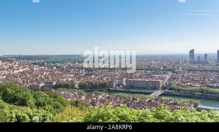 Vieux-Lyon, cathédrale Saint-Jean-Baptiste, maisons colorées et ponts dans le vieux centre, la place Bellecour en arrière-plan Banque D'Images