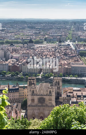 Vieux-Lyon, cathédrale Saint-Jean-Baptiste, maisons colorées et ponts dans le vieux centre, la place Bellecour en arrière-plan Banque D'Images