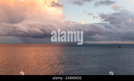 Ibiza, Espagne, beau paysage ensoleillé avec un voilier et des rochers dans la mer Banque D'Images
