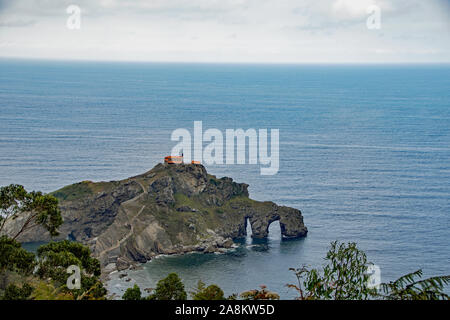 Vue panoramique sur le promontoire de San Juan de gastelugatxe l'un des plus impressionnants paysages de la côte basque dans le nord de l'Espagne Banque D'Images