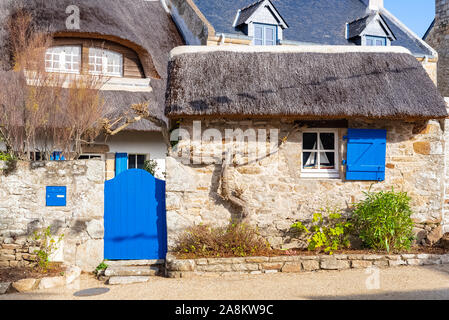 Gîte de chaume avec porte et fenêtres bleues, ile-aux-Moines, Bretagne Banque D'Images