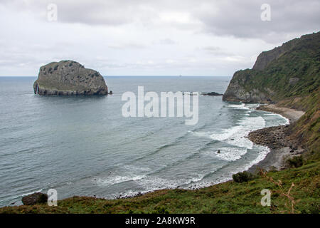 Vue panoramique sur le promontoire de San Juan de gastelugatxe l'un des plus impressionnants paysages de la côte basque dans le nord de l'Espagne Banque D'Images