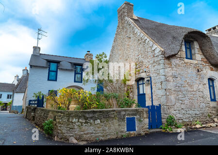 Gîte de chaume avec porte et fenêtres bleues, ile-aux-Moines, Bretagne Banque D'Images