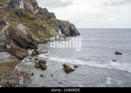 Vue panoramique sur le promontoire de San Juan de gastelugatxe l'un des plus impressionnants paysages de la côte basque dans le nord de l'Espagne Banque D'Images