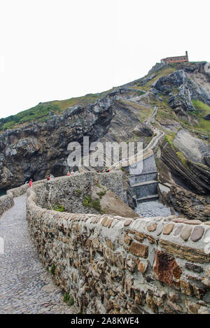 Vue panoramique sur le promontoire de San Juan de gastelugatxe l'un des plus impressionnants paysages de la côte basque dans le nord de l'Espagne Banque D'Images