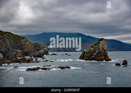 Vue panoramique sur le promontoire de San Juan de gastelugatxe l'un des plus impressionnants paysages de la côte basque dans le nord de l'Espagne Banque D'Images