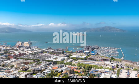 San Francisco, l'Embarcadero avec la marina, et le Golden Gate Bridge en arrière-plan, panorama Banque D'Images