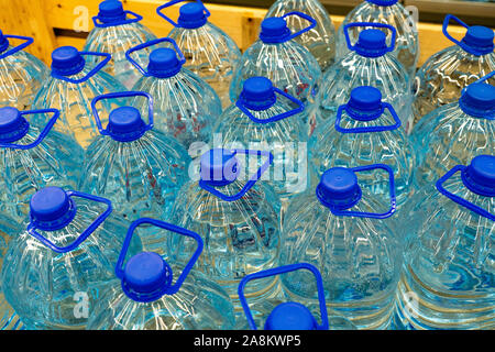 Les bouteilles d'eau potable dans un magasin. Lot de bouteilles d'eau en plastique Banque D'Images