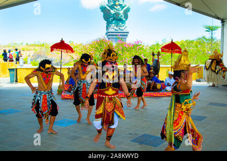 Cha-am, l'Indonésie - septembre 2, 2019 : Garuda Wisnu ballet danse exécutée au parc culturel GWK Banque D'Images