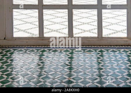 Sol décoratif géométrique dans la cour de la palais Bahia à Marrakech. Maroc Banque D'Images