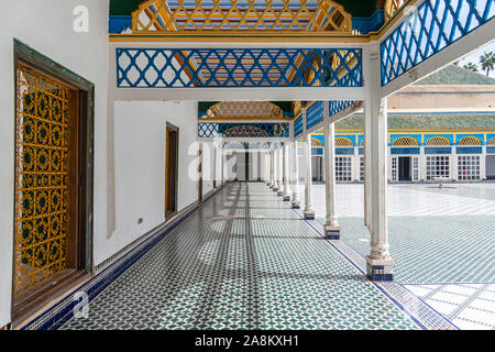 Les grilles et les colonnes de la palais Bahia à Marrakech. Maroc Banque D'Images