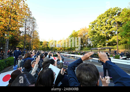 Tokyo, Japon. 10 Nov, 2019. Dimanche. 10 Nov, 2019. Bienfaiteurs regarder le défilé royal pour marquer l'intronisation de l'empereur japonais héritier Naruhito à Tokyo, Japon Le dimanche, Novembre 10, 2019. Credit : MATSUO. Credit : AFLO Co.,Ltd/Alamy Live News Banque D'Images