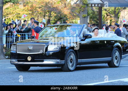 Tokyo, Japon. 10 Nov, 2019. Dimanche. 10 Nov, 2019. L'Empereur du Japon et de l'Impératrice Masako héritier Naruhito vague de sympathisants lors de leur royal parade pour marquer l'intronisation de l'empereur japonais héritier Naruhito à Tokyo, Japon Le dimanche, Novembre 10, 2019. Credit : AFLO Co.,Ltd/Alamy Live News Banque D'Images