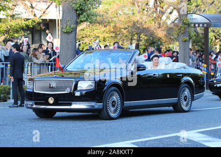 Tokyo, Japon. 10 Nov, 2019. Dimanche. 10 Nov, 2019. L'Empereur du Japon et de l'Impératrice Masako héritier Naruhito vague de sympathisants lors de leur royal parade pour marquer l'intronisation de l'empereur japonais héritier Naruhito à Tokyo, Japon Le dimanche, Novembre 10, 2019. Credit : AFLO Co.,Ltd/Alamy Live News Banque D'Images