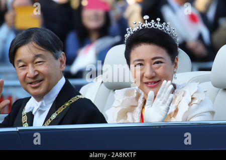 Tokyo, Japon. 10 Nov, 2019. Dimanche. 10 Nov, 2019. L'Empereur du Japon et de l'Impératrice Masako héritier Naruhito vague de sympathisants lors de leur royal parade pour marquer l'intronisation de l'empereur japonais héritier Naruhito à Tokyo, Japon Le dimanche, Novembre 10, 2019. Credit : AFLO Co.,Ltd/Alamy Live News Banque D'Images
