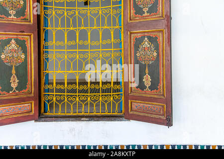 Détail de clôture décorative jaune d'une fenêtre de la palais Bahia à Marrakech. Maroc Banque D'Images