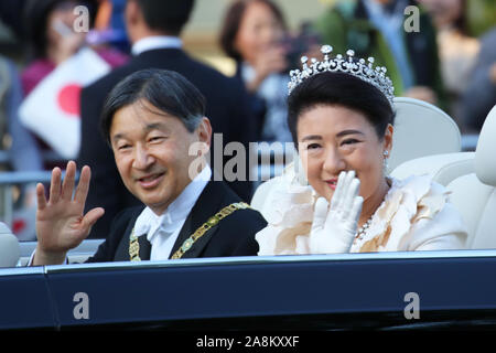 Tokyo, Japon. 10 Nov, 2019. Dimanche. 10 Nov, 2019. L'Empereur du Japon et de l'Impératrice Masako héritier Naruhito vague de sympathisants lors de leur royal parade pour marquer l'intronisation de l'empereur japonais héritier Naruhito à Tokyo, Japon Le dimanche, Novembre 10, 2019. Credit : AFLO Co.,Ltd/Alamy Live News Banque D'Images