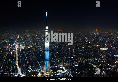 Vue aérienne de paysage de nuit Tokyo Skytree avec Tokyo Tower en arrière-plan. Le Japon Tourisme, Monument, paysage urbain japonais Asia travel destination Banque D'Images