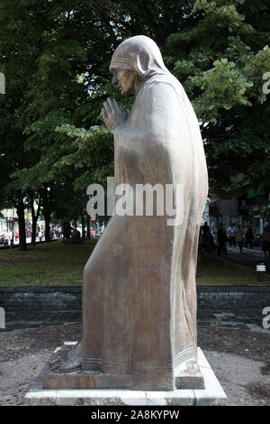 Mère Teresa monument à Skopje, Macédoine Banque D'Images