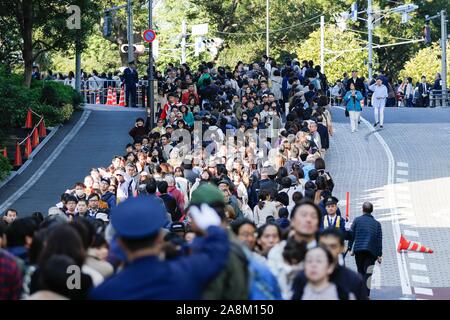 Tokyo, Japon. 10 Nov, 2019. Les intervenants pour saluer l'empereur du Japon et de l'Impératrice Masako héritier Naruhito au cours de la royal parade à Tokyo le 10 novembre 2019, au Japon. Credit : AFLO Co.,Ltd/Alamy Live News Banque D'Images