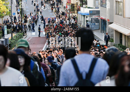 Tokyo, Japon. 10 Nov, 2019. Les intervenants pour saluer l'empereur du Japon et de l'Impératrice Masako héritier Naruhito au cours de la royal parade à Tokyo le 10 novembre 2019, au Japon. Credit : AFLO Co.,Ltd/Alamy Live News Banque D'Images