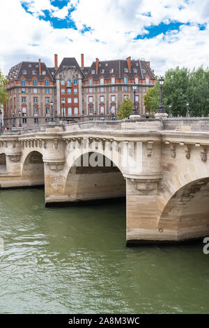 Paris, panorama du Pont-neuf, avec des bâtiments typiques en arrière-plan quai de Conti Banque D'Images