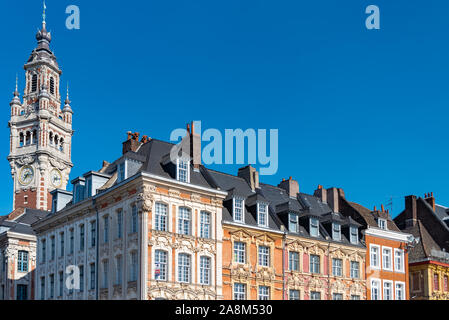 Lille, anciennes façades du centre, le beffroi de la Chambre de Commerce en arrière-plan Banque D'Images