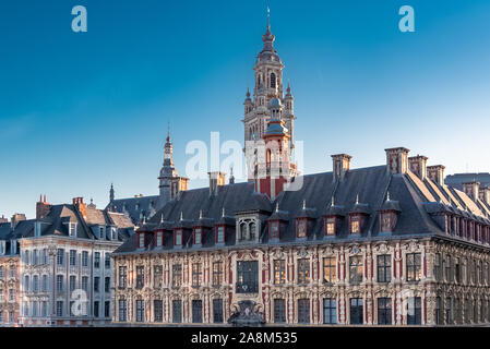 Lille, anciennes façades du centre, le beffroi de la Chambre de Commerce en arrière-plan Banque D'Images