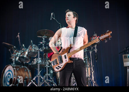 Manchester, UK. 09 novembre 2019. Ezra Koenig, Chris Baio et, Christopher Tomson de le groupe Vampire Weekend effectuer la 2e de 2 complet montre à la Manchester's O2 Victoria Warehouse sur leur "père de la mariée" UK tour Manchester 2019-11-09 . Crédit : Gary Mather/ Alamy Live News Banque D'Images