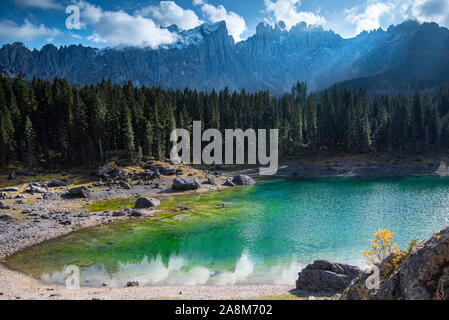 Carezza Lake Lac Karersee ou avec l'eau de couleur bleu profond et la chaîne de montagnes des Dolomites de la région Trentin-Haut-Adige, Italie, Europe. Banque D'Images