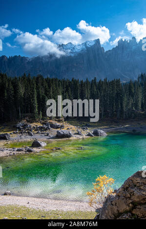 Carezza Lake Lac Karersee ou avec l'eau de couleur bleu profond et la chaîne de montagnes des Dolomites de la région Trentin-Haut-Adige, Italie, Europe. Banque D'Images