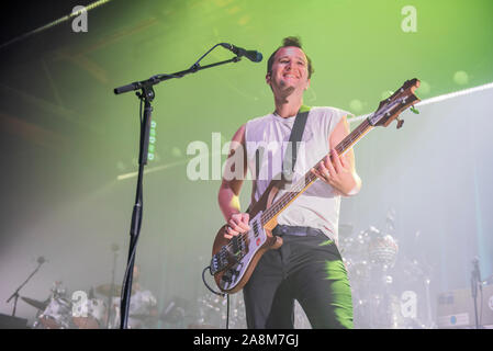 Manchester, UK. 09 novembre 2019. Ezra Koenig, Chris Baio et, Christopher Tomson de le groupe Vampire Weekend effectuer la 2e de 2 complet montre à la Manchester's O2 Victoria Warehouse sur leur "père de la mariée" UK tour Manchester 2019-11-09 . Crédit : Gary Mather/ Alamy Live News Banque D'Images