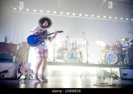 Manchester, UK. 09 novembre 2019. Ezra Koenig, Chris Baio et, Christopher Tomson de le groupe Vampire Weekend effectuer la 2e de 2 complet montre à la Manchester's O2 Victoria Warehouse sur leur "père de la mariée" UK tour Manchester 2019-11-09 . Crédit : Gary Mather/ Alamy Live News Banque D'Images