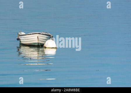 Barques, barques blanches et rouges et bouées en Bretagne, sur une mer vivivivile, avec le golfe du Morbihan en arrière-plan Banque D'Images