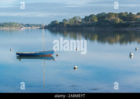 Barques, bateaux et bouées en Bretagne, sur une mer vivivivivile, avec le golfe du Morbihan en arrière-plan Banque D'Images