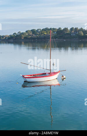 Barques, bateaux et bouées en Bretagne, sur une mer vivivivivile, avec le golfe du Morbihan en arrière-plan Banque D'Images