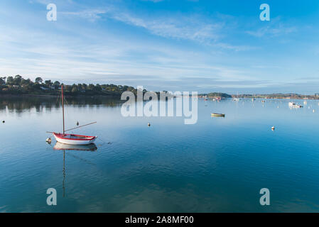 Barques, bateaux et bouées en Bretagne, sur une mer vivivivivile, avec le golfe du Morbihan en arrière-plan Banque D'Images