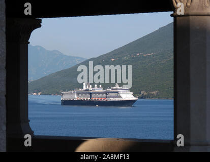 Cruiser arrivant dans l'entrée de Kotor, Monténégro Banque D'Images