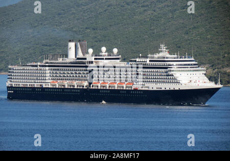 Cruiser arrivant dans l'entrée de Kotor, Monténégro Banque D'Images