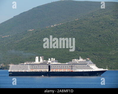 Cruiser arrivant dans l'entrée de Kotor, Monténégro Banque D'Images